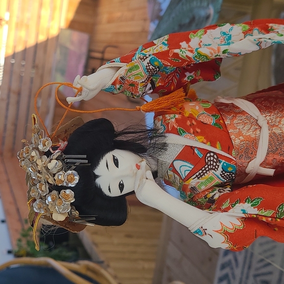 Tall vintage Geisha Figurine - Picture 3 of 11